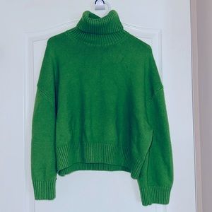 Green knotted turtle neck